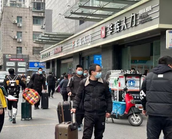 柏庐南路上找工作的人群 丁文婷 摄