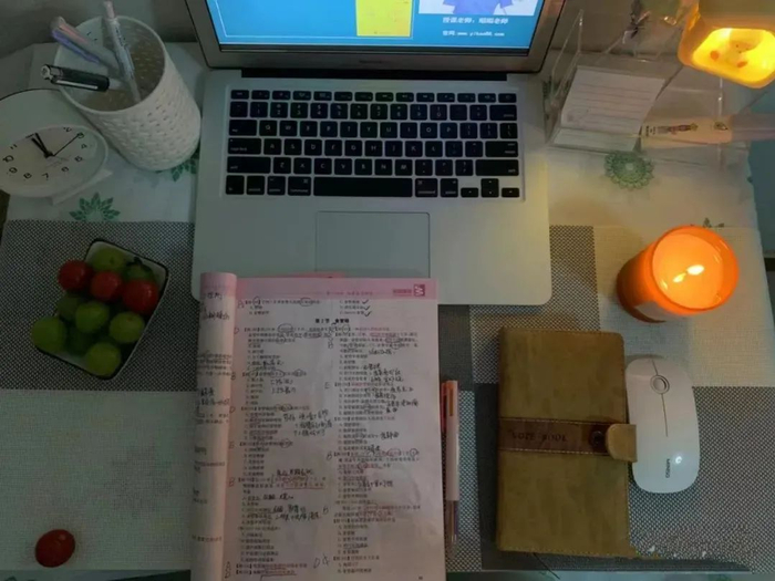  段慧在家备考时的书桌 图源受访者