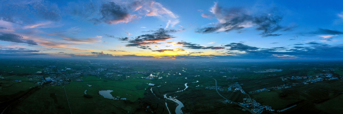 ↑2022年7月7日，哈尔滨，阿什河国家湿地公园，人与自然和谐共生。图据视觉中国