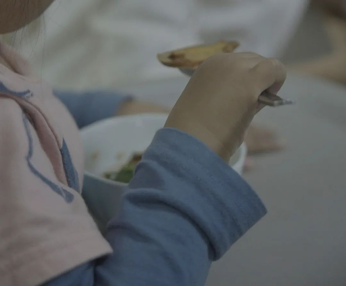 SMA患儿需通过锻炼实现自行举起餐具进食