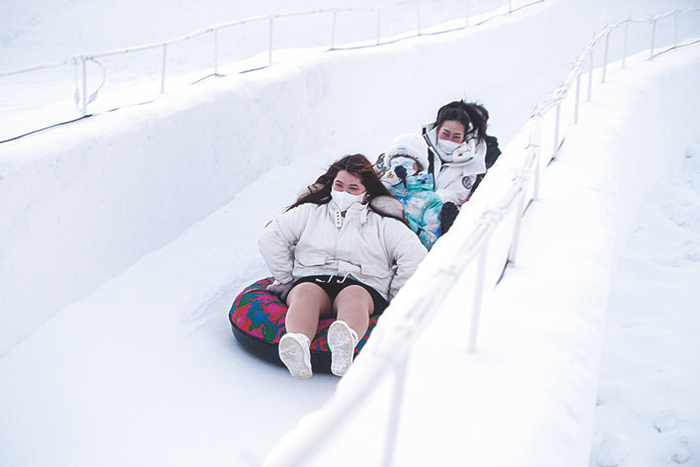 玩一把惊险刺激的雪滑梯，体验飞驰而下的速度与激情。