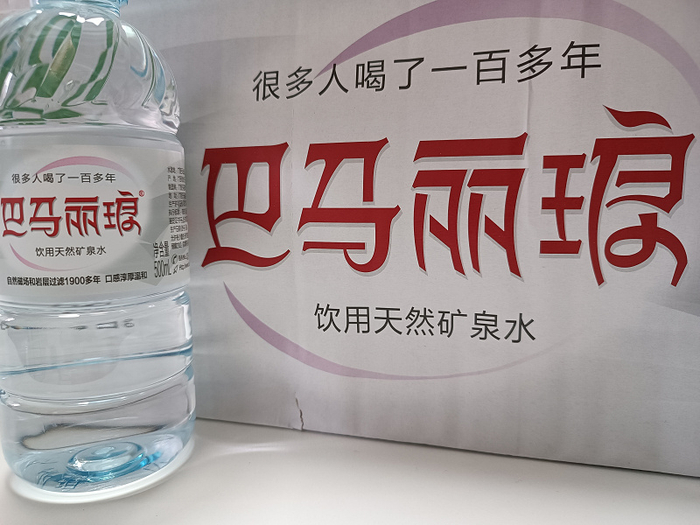 巴马丽琅矿泉水外包装上印有“很多人喝了一百多年”字样。（中国商报记者 杨宏生/摄）