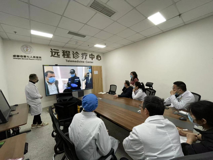 　　成都市七医院医生参与远程会诊