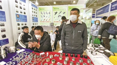 全国各地的汽配厂商都来宁波了。