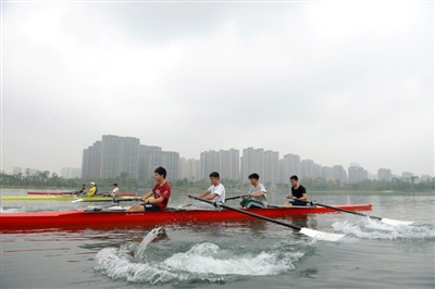 锦城湖，市民们在玩赛艇