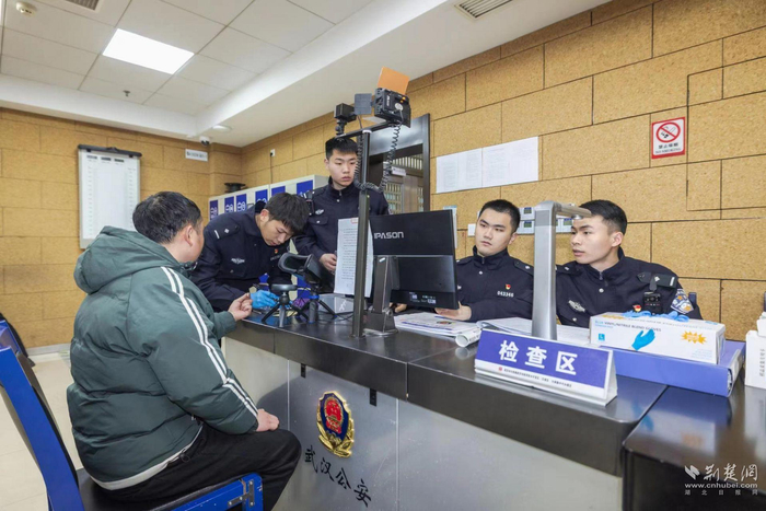 “95后办案队”正在办理案件。通讯员供图