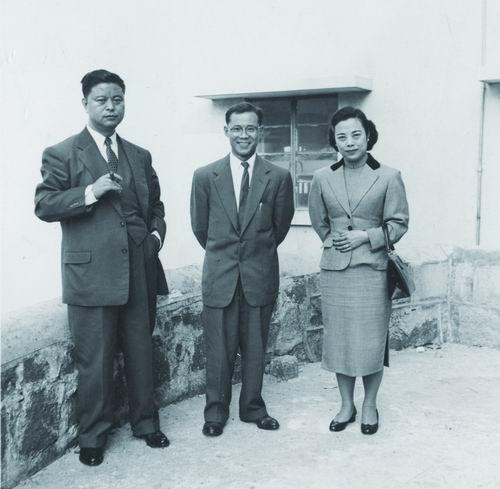 ▲郑哲敏（中）归国时在香港与友人合影。