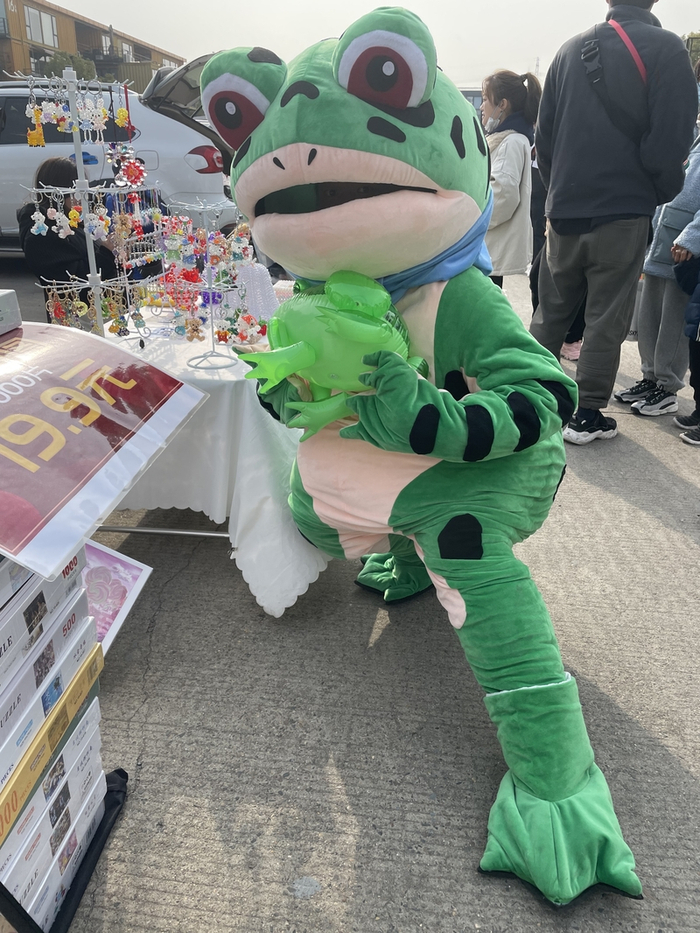 宝山智慧湾科创园内的网红青蛙人偶，不少人慕名而来。朱雅文 摄