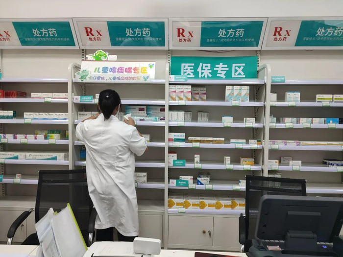 国药控股大药房内工作人员正在取药。范琳珍 摄