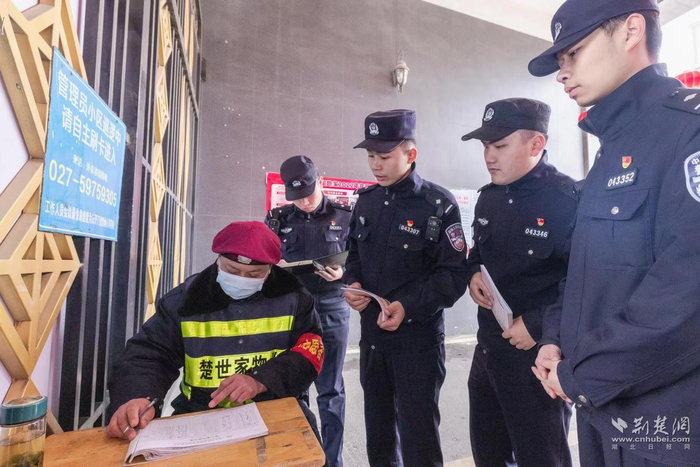 “95后办案队”正在进行走访调查。通讯员供图