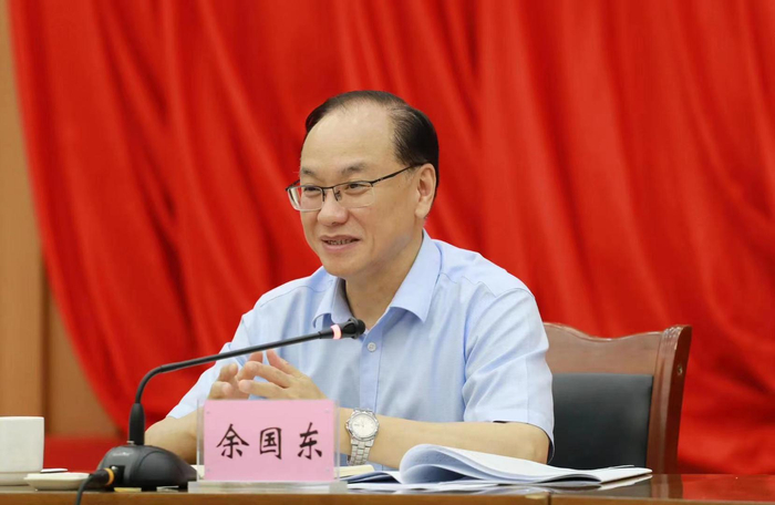 ↑余国东