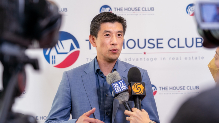 　　图为The House Club CEO Phil Deng 接受美国本土媒体采访