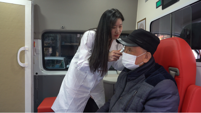 　　专业听力师正在现场为老人进行听力检测