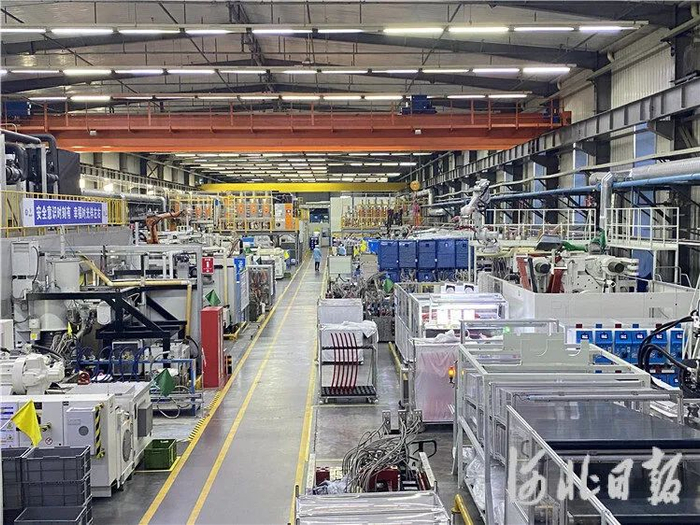 图为海纳川海拉（三河）车灯有限公司生产车间内，自动化设备正在全速运转。通讯员高澍摄
