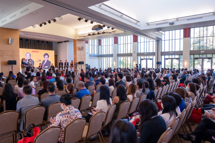 　　图为The House Club在美国洛杉矶举办的年度经纪人颁奖大会