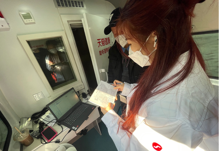 　　天猫健康专业听力师现场为老人解析听力问题