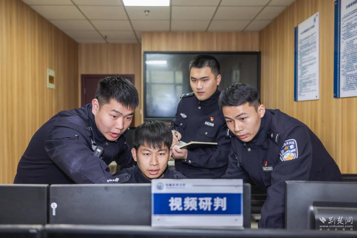 “95后办案队”正在办理案件。通讯员供图