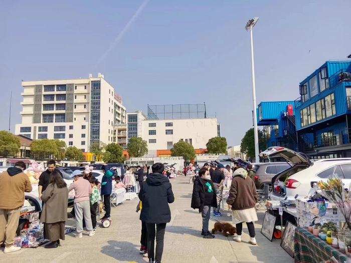 每周末下午，宝山智慧湾科创园内P2停车场的后备箱集市顾客络绎不绝。朱雅文 摄