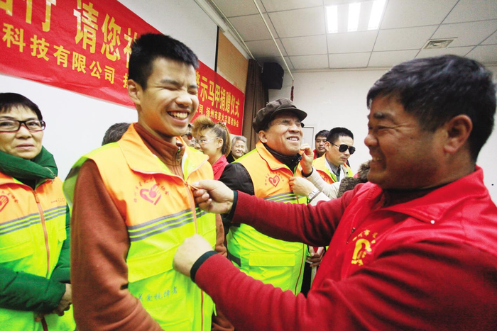 爱心马甲关爱盲人出行。德龙 摄