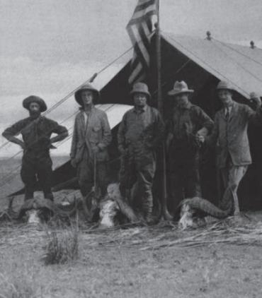 西奥多·罗斯福总统及史密森尼学会非洲探险队，1909年（《万国争先：第一次工业全球化》内页插图）。