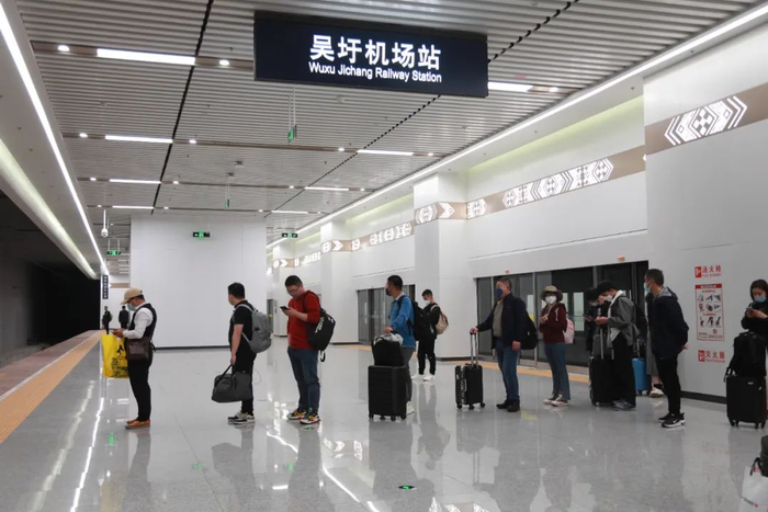 旅客在站台等候列车进站。于莉 摄