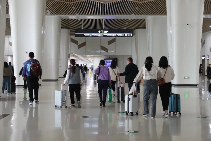 吴圩机场站到达旅客通过换乘通道换乘 。于莉 摄