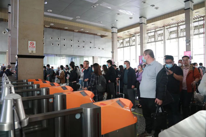 南宁站旅客等候检票进站。于莉摄