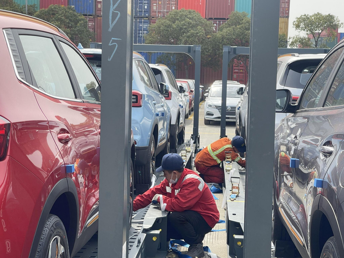 绑扎工人正在作业（财联社记者拍摄）