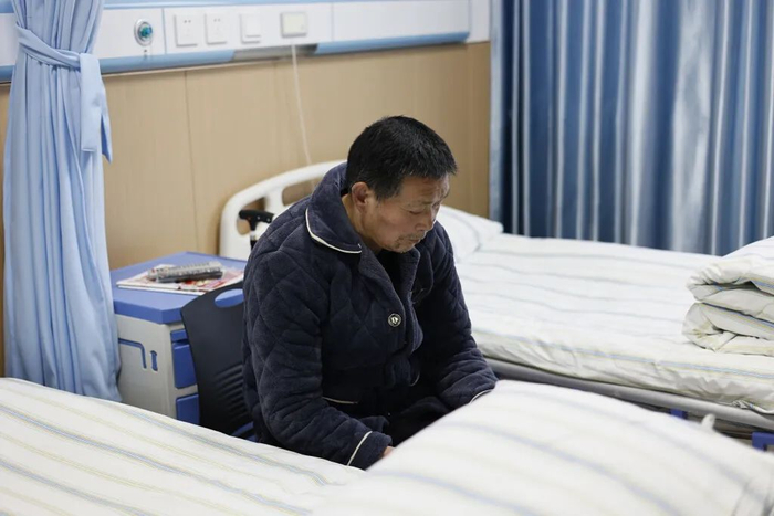 湖北省咸宁市嘉鱼县人民医院康养中心，67岁的帕金森老人在看书。张赫摄