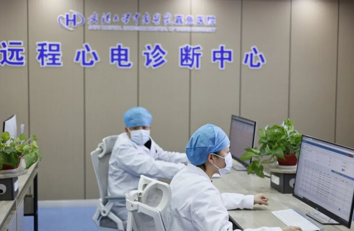 在嘉鱼县人民医院，远程心电诊断中心和远程影像诊断中心24小时工作，为乡镇卫生院和村卫生室急诊患者保驾护航。张赫摄