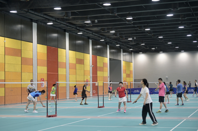 成都的运动场馆，市民正在打羽毛球 红星新闻资料图