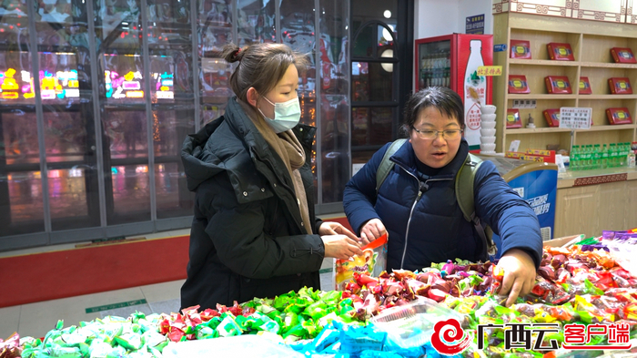 杨宁在给村里的老人、小孩买糖。