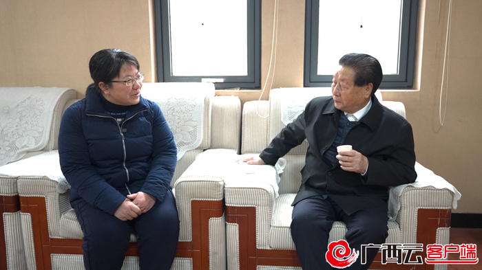 杨宁向林占熺教授请教菌草种植技术。