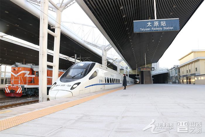 图为D5364次列车即将发车