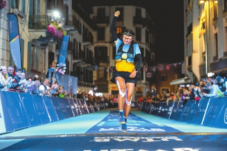 2022年，向付召再战UTMB，以女子组第7名的成绩登上领奖台。图为她冲线一瞬。