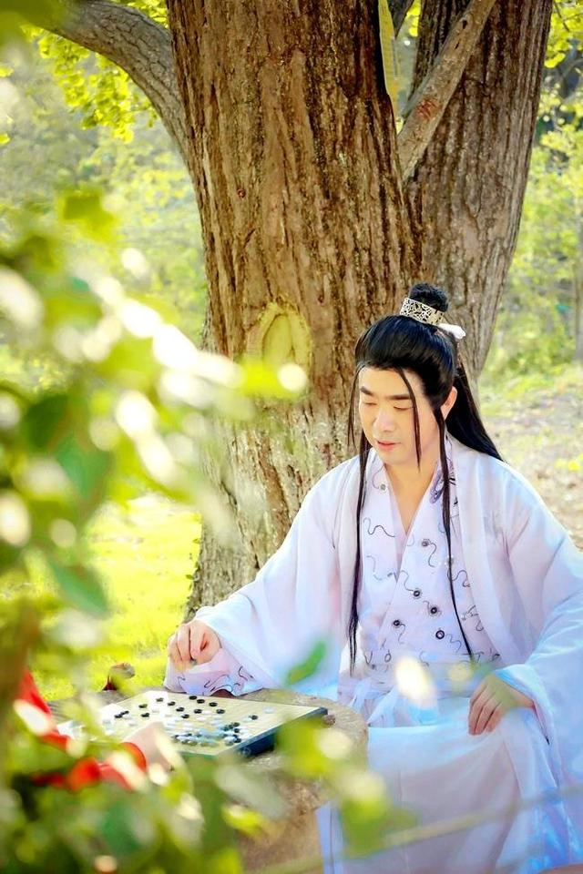 解伟扮作古代白衣侠客参与拍摄