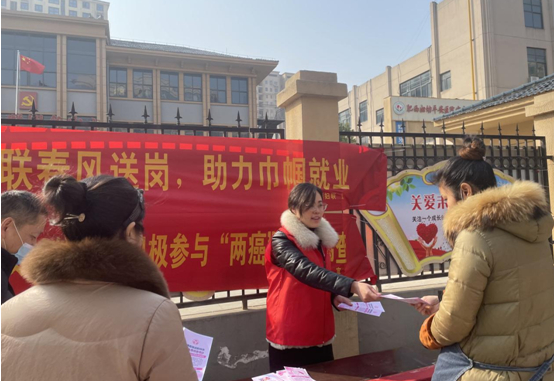 （妇联志愿者向群众宣传“两癌”知识）