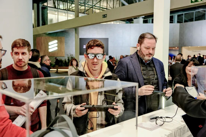 MWC现场用户体验雷鸟AR眼镜