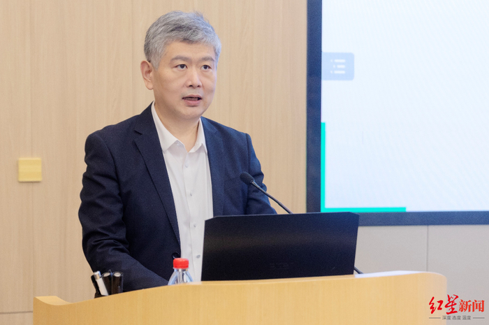 ↑全国政协委员、南方科技大学副校长兼商学院代理院长 金李