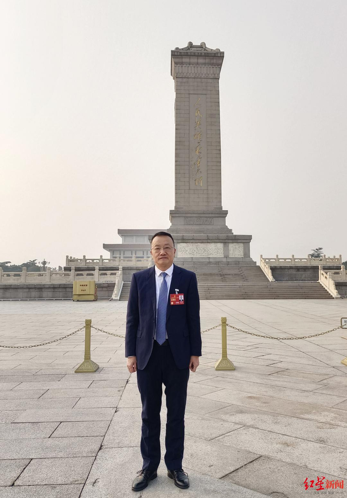 全国人大代表、雅安市雨城区第二中学校长庹庆明