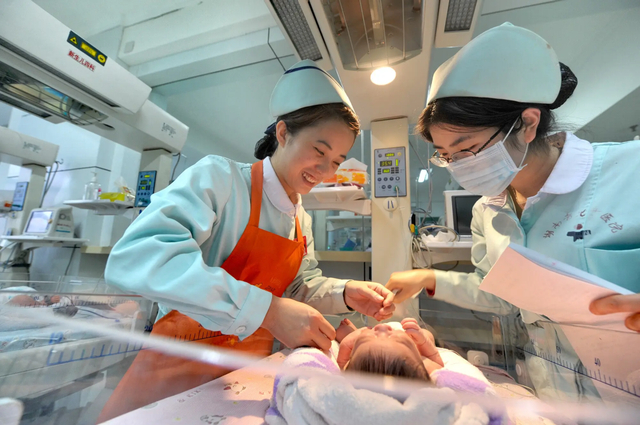 ▲持续走低的社会生育率，是我国人口发展当前面临的紧迫问题。图/新华社