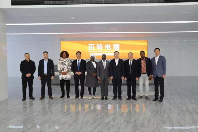 　　中非贸促会会长秦金玮陪同罗格大使一行参观了百特电器