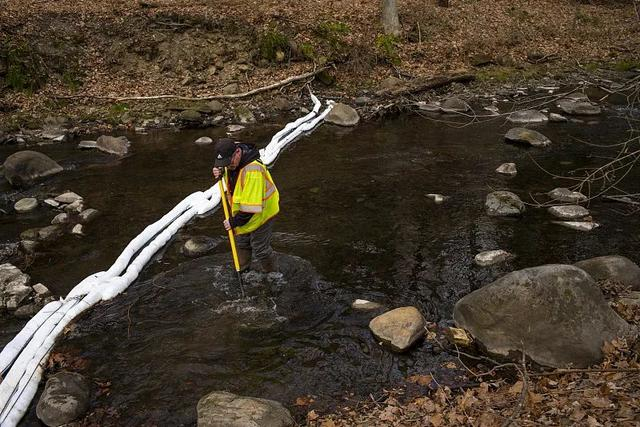 当地时间2023年2月20日，美国东巴勒斯坦，俄亥俄州环保局工作人员检查溪流。图/视觉中国