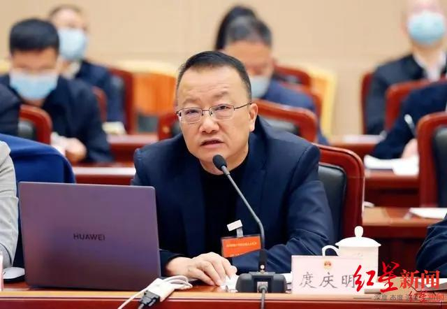 全国人大代表、雅安市雨城区第二中学校长庹庆明