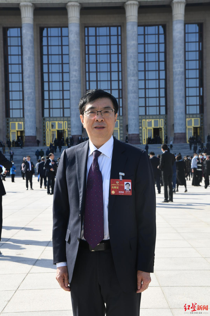 ↑全国政协委员、河南省肿瘤医院副院长 花亚伟