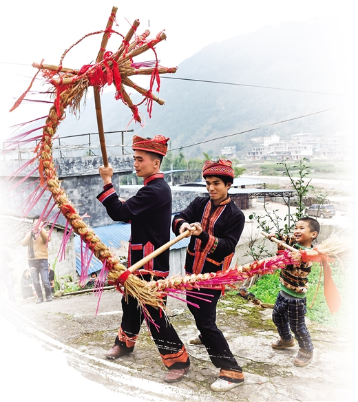 平乐县大发瑶族乡的瑶族村民舞香龙。