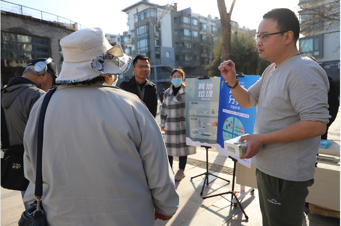 　　上地街道厢黄旗小区:工作人员认真讲解垃圾分类知识