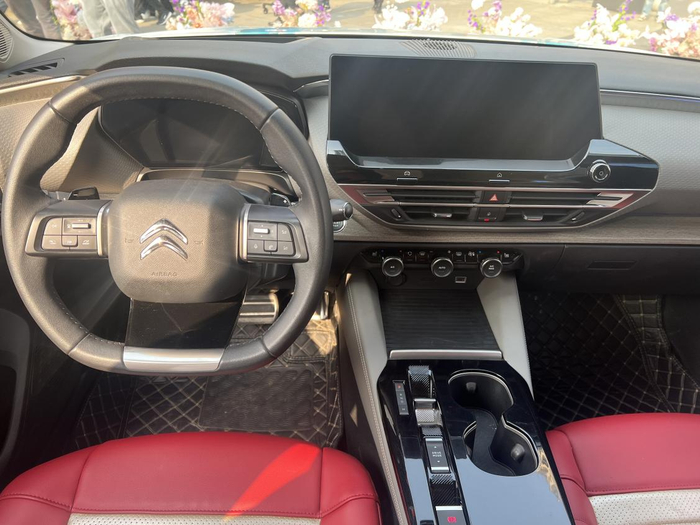 凡尔赛C5 X内饰  华龙网-新重庆客户端 张婧 摄