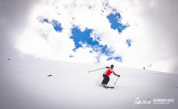 游客在可可托海国际滑雪度假区体验落差1200米的雪道带来的刺激。傅轩摄