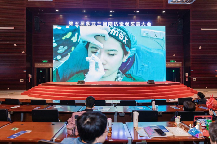 　　深圳艺星医疗美容医院无创中心&私密中心主任杨芳医师进行面部轮廓修饰与美化直播实操演示